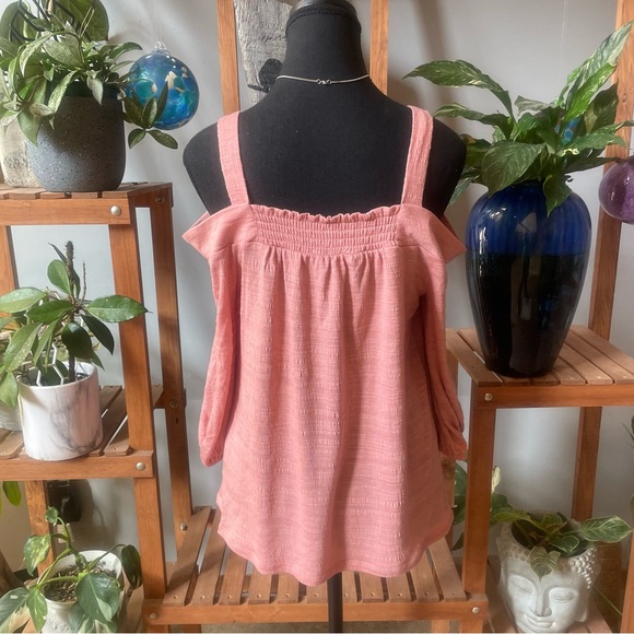 Cable and Gauge NWT light weight blush pink cold shoulder top - Picture 4 of 8